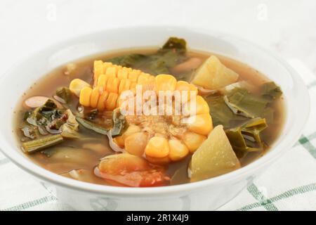 Gros plan Sayur ASEM, soupe de légumes sour avec maïs, haricots longs, arachides, Chayote, feuilles de gnemon de gnemon de gnemon de gnemon de gnemon de gnemon de gnemon de gnemon de gnemon de gnemon Banque D'Images