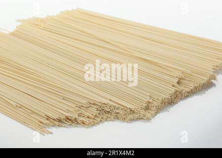 Nadle en saule, Noodle blanc japonais isolé sur blanc Banque D'Images