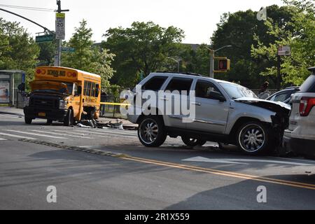 Deux véhicules de tourisme impliqués dans un accident avec l'autobus scolaire sont laissés avec des dommages extrêmes. Plusieurs personnes ont été blessées dans un accident d'autobus scolaire dans le Bronx, New York, lundi après-midi. La police a déclaré à environ 3 h 15 qu'il y avait une collision entre l'autobus et deux autres véhicules à la boucle Einstein par Hutchinson River Parkway East. Le chauffeur de l'autobus scolaire est en bon état et est resté sur place et le préposé de l'autobus a été conduit à l'hôpital. Le conducteur et le passager d'une Jeep qui a été impliqué dans l'accident sont tous deux dans un état critique. Quatre enfants ont été blessés dans l'accident. Activé Banque D'Images