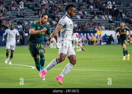 San Jose tremblements de terre vers l'avant Jeremy Ebobisse (11) est appelé pour une balle de main contre le défenseur de Los Angeles Galaxy Martín Cáceres (22) pendant un match MLS Banque D'Images