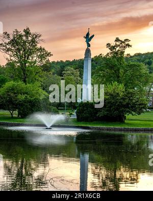 Montclair, NJ - Etats-Unis - 13 mai 2023 vue au coucher du soleil sur le mémorial des soldats et des marins dans le parc Edgemont avec le grand obélisque de granit et la victoire ailée. D Banque D'Images