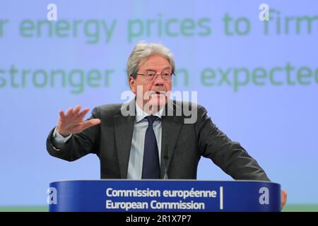 Bruxelles, Belgique. 15th mai 2023. Le Commissaire européen à l'économie Paolo Gentiloni prend la parole lors d'une conférence de presse sur les prévisions économiques du printemps 2023 à Bruxelles, Belgique, 15 mai 2023. L'économie de l'Union européenne a évité une récession et est maintenant sur la voie d'une croissance modérée en 2023 et 2024, a déclaré Paolo Gentiloni lundi. Credit: Zheng Huansong/Xinhua/Alay Live News Banque D'Images