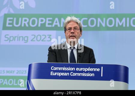 Bruxelles, Belgique. 15th mai 2023. Le Commissaire européen à l'économie Paolo Gentiloni prend la parole lors d'une conférence de presse sur les prévisions économiques du printemps 2023 à Bruxelles, Belgique, 15 mai 2023. L'économie de l'Union européenne a évité une récession et est maintenant sur la voie d'une croissance modérée en 2023 et 2024, a déclaré Paolo Gentiloni lundi. Credit: Zheng Huansong/Xinhua/Alay Live News Banque D'Images