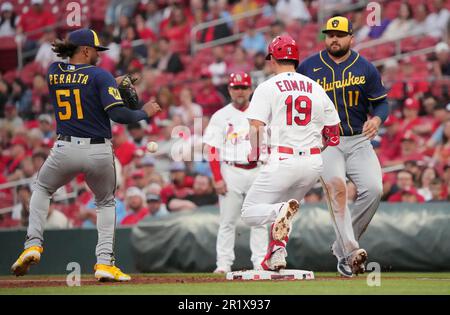 St. Louis, États-Unis. 15th mai 2023. St. Louis Cardinals Tommy Edman est sûr à la première base comme le pichet de Milwaukee Brewers Freddy Peralta dépose le ballon lancé par le premier joueur de base, rowdy Tellez, dans le second repas au stade Busch à St. Louis, lundi, 15 mai 2023. Photo par Bill Greenblatt/UPI crédit: UPI/Alay Live News Banque D'Images