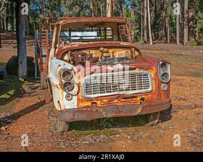 Un vieux camion International Harvester part à Donnelly River Village en Australie occidentale. Banque D'Images