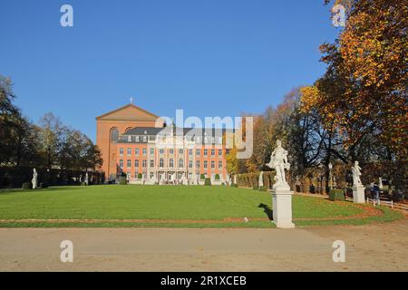 Jardin du palais avec statues, Palais électoral et Basilique de la Trèves Constantine, Mittelmosel, Moselle, Rhénanie-Palatinat, Allemagne Banque D'Images