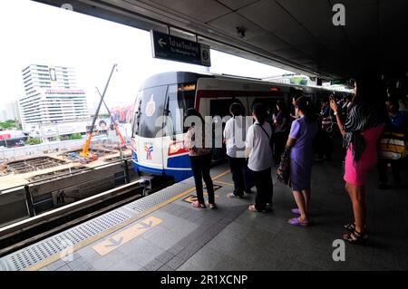 Passagers attendant l'arrivée du BTS Skytrain. Bangkok, Thaïlande. Banque D'Images