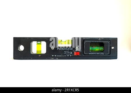 Petit, mini, niveau à bulle de poche. Isolé sur fond blanc. Utilisé dans les travaux de construction. Banque D'Images