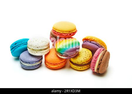 Macarons de différentes saveurs et couleurs isolées sur fond blanc Banque D'Images