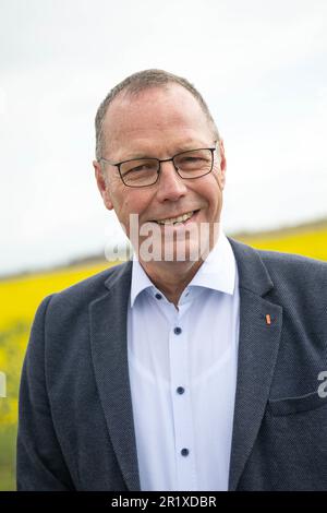 PRODUCTION - 27 avril 2023, Basse-Saxe, Krumhörn: Reinhard Behrends, chef du drainage de la première association de drainage d'Emden, se trouve sur un site de construction sur une digue. Compte tenu de la menace du changement climatique, les systèmes de drainage intérieur de la frison de l'ouest de l'est doivent être adaptés de toute urgence, selon les scientifiques et les associations de drainage. Un projet de recherche conclut que, par exemple, la capacité des stations de pompage doit être accrue et que davantage de zones doivent être entreposez de l'eau. (À dpa-Korr: 'Où l'eau presse: La Frise orientale planifie le drainage de demain') photo: Sina Schuldt/dpa Banque D'Images