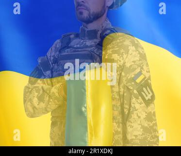 Double exposition du drapeau ukrainien et du soldat en uniforme militaire, en gros plan Banque D'Images