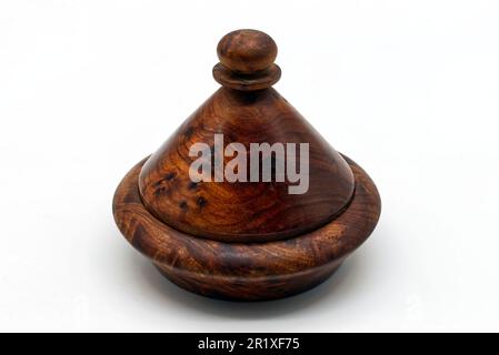 Tajine, le pot couscous isolé sur fond blanc. Banque D'Images