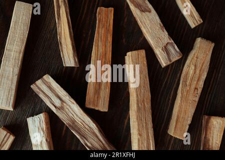 Palo santo colle sur une table en bois, plat Banque D'Images