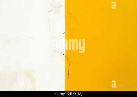 Mur en ciment fissuré ou de couleur blanche et jaune. Banque D'Images