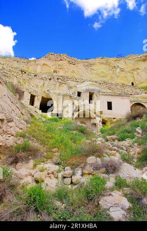 Anciennes habitations dans les montagnes de la Cappadoce. Banque D'Images