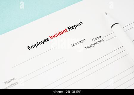 Modèle d'un document de rapport d'incident employé et stylo sur fond bleu. Banque D'Images