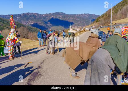 Valfloriana, Italie - 26 février 2022 : participant au Carnaval réadoptant des événements locaux, dans le carnaval de Valfloriana, Trentin, Italie du Nord Banque D'Images