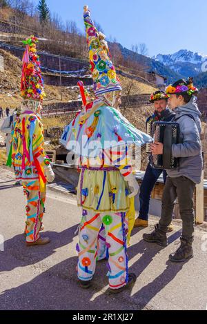 Valfloriana, Italie - 26 février 2022 : les participants du Carnaval en costumes traditionnels, et les spectateurs, dans le Carnaval de Valfloriana, Trentin, Nord Banque D'Images