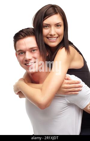 La passion de l'amour de youg. Portrait court d'un jeune couple heureux et affectueux isolé sur blanc. Banque D'Images