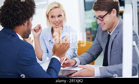 Toujours prêt à donner des conseils. les hommes d'affaires ont participé à une réunion de bureau. Banque D'Images