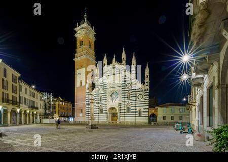 Vue nocturne de la cathédrale (Duomo, Basilique de San Giovanni Battista), à Monza, Lombardie, Italie du Nord Banque D'Images