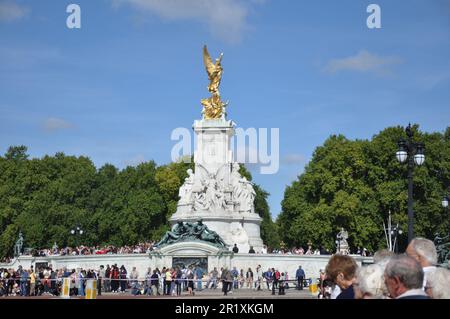 Une grande foule de personnes se sont rassemblées devant le célèbre Queen Victoria Memorial de Londres, en Angleterre Banque D'Images