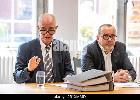 Paul Crawford (à gauche), siège aux côtés du professeur Kieran McEvoy (à droite) de l'Université Queens à Belfast, lors du lancement d'un rapport de l'Université Queens à Belfast sur le meurtre de son père John Crawford par l'UVF en 1974. Date de la photo: Lundi 15 mai 2023. Banque D'Images