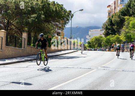 BENALMADENA, ESPAGNE - 13 MAI 2023 : courses cyclistes dans les rues de Costa del sol à Benalmadena, Espagne sur 13 mai 2023 Banque D'Images