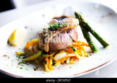 Filet de bœuf cuit à basse température servi avec du foie grillé. Banque D'Images