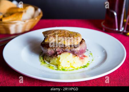 Filet de bœuf cuit à basse température servi avec du foie grillé. Banque D'Images