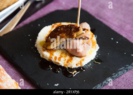 Filet de bœuf cuit à basse température servi avec du foie grillé. Banque D'Images