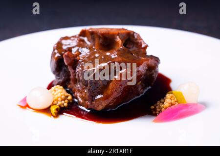 Plat à queue d'bœuf cuit avec une sauce au vin rouge. Recette de tapa espagnol. Banque D'Images