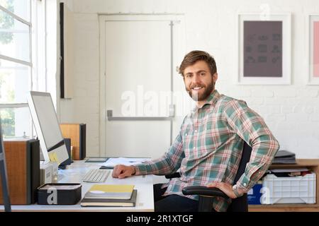 Confiant et créatif. Portrait d'un beau homme d'affaires travaillant dans son bureau. Banque D'Images