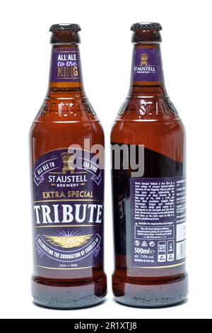 Deux bières Pale Ale conditionnées Extra Special Tribute à 7,4 % vol de la brasserie St Austell Tribute to King Charles à 74 Coronation Banque D'Images