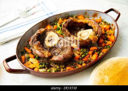 Bœuf au four, sobuco avec légumes. Banque D'Images