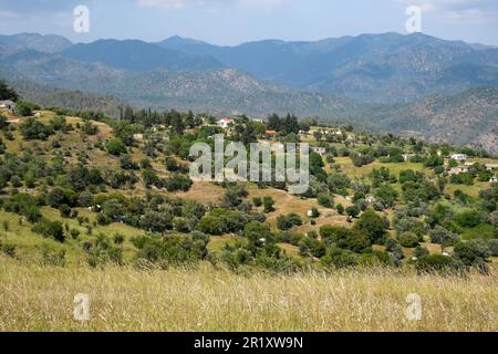 Village abandonné de Vretsia, région de Paphos, République de Chypre. Les résidents chypriotes turcs ont dû fuir après l'invasion turque de Chypre en 1974. Banque D'Images