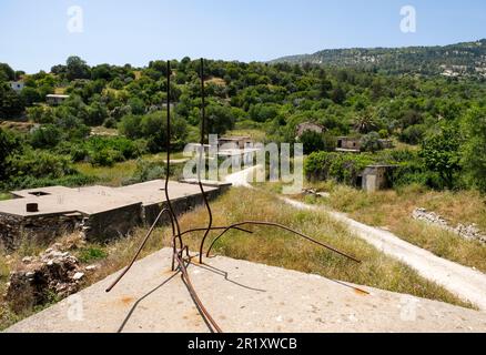 Village abandonné de Vretsia, région de Paphos, République de Chypre. Les résidents chypriotes turcs ont dû fuir après l'invasion turque de Chypre en 1974. Banque D'Images