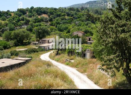 Village abandonné de Vretsia, région de Paphos, République de Chypre. Les résidents chypriotes turcs ont dû fuir après l'invasion turque de Chypre en 1974. Banque D'Images