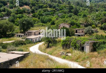 Village abandonné de Vretsia, région de Paphos, République de Chypre. Les résidents chypriotes turcs ont dû fuir après l'invasion turque de Chypre en 1974. Banque D'Images