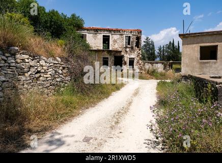 Village abandonné de Vretsia, région de Paphos, République de Chypre. Les résidents chypriotes turcs ont dû fuir après l'invasion turque de Chypre en 1974. Banque D'Images