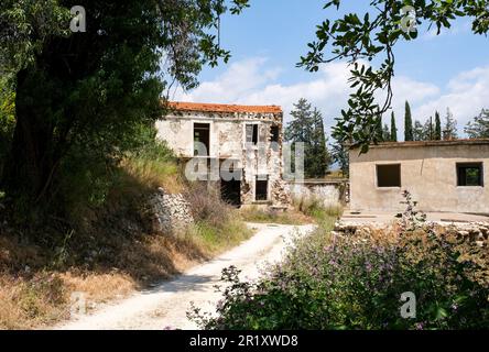 Village abandonné de Vretsia, région de Paphos, République de Chypre. Les résidents chypriotes turcs ont dû fuir après l'invasion turque de Chypre en 1974. Banque D'Images