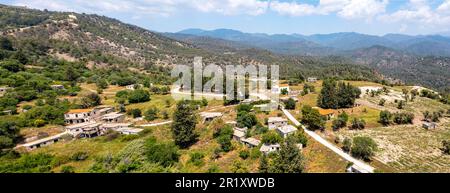 Village abandonné de Vretsia, région de Paphos, République de Chypre. Les résidents chypriotes turcs ont dû fuir après l'invasion turque de Chypre en 1974. Banque D'Images