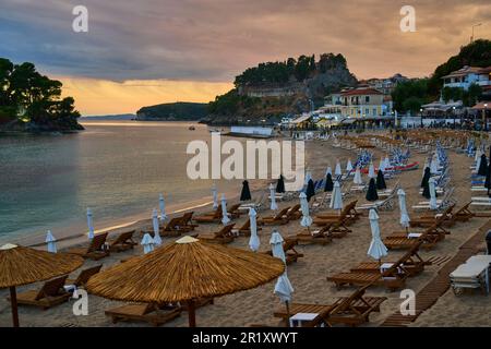 Coucher de soleil sur la plage de Krioneri dans le village de Parga en Grèce Banque D'Images