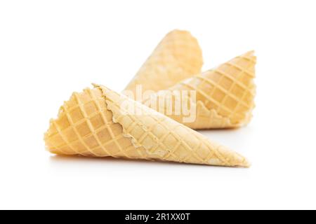 Cône de cachets vide. Filet de glace doux isolé sur fond blanc. Banque D'Images