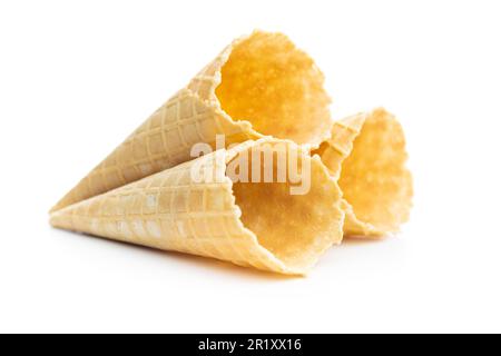 Cône de cachets vide. Filet de glace doux isolé sur fond blanc. Banque D'Images