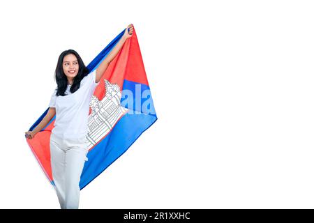 Les femmes asiatiques célèbrent la journée de l'indépendance du Cambodge le 09 novembre en tenant le drapeau du Cambodge isolé sur fond blanc Banque D'Images