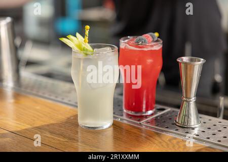 cocktails blancs et rouges au bar. restaurant servant Banque D'Images