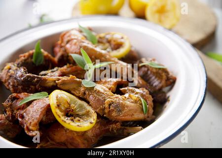 Lapin frit cuit avec une sauce au citron et à la sauge Banque D'Images