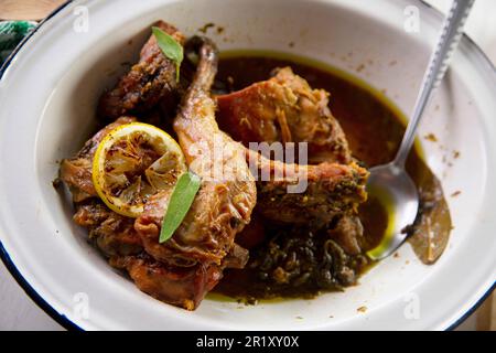 Lapin frit cuit avec une sauce au citron et à la sauge Banque D'Images