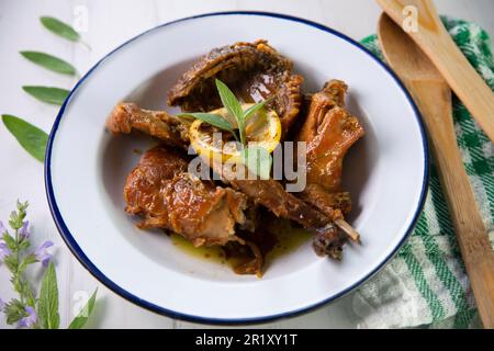 Lapin frit cuit avec une sauce au citron et à la sauge Banque D'Images